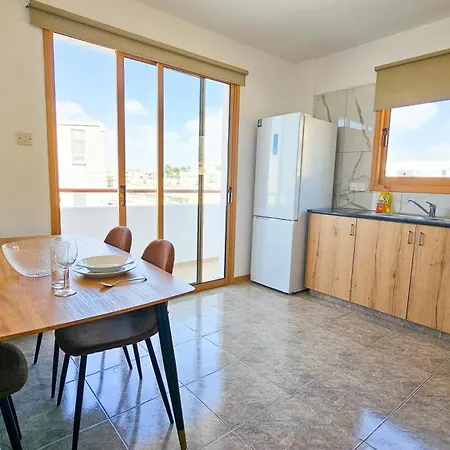 Central City Rooms Gazde/Camere de închiriat Larnaca